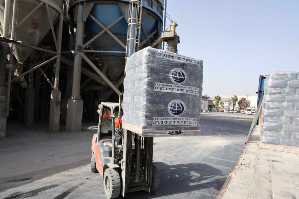 מלט בשק במפעל לב ברון בזמן העמסה על מלגזה לקראת הפצה לאתרי בנייה.