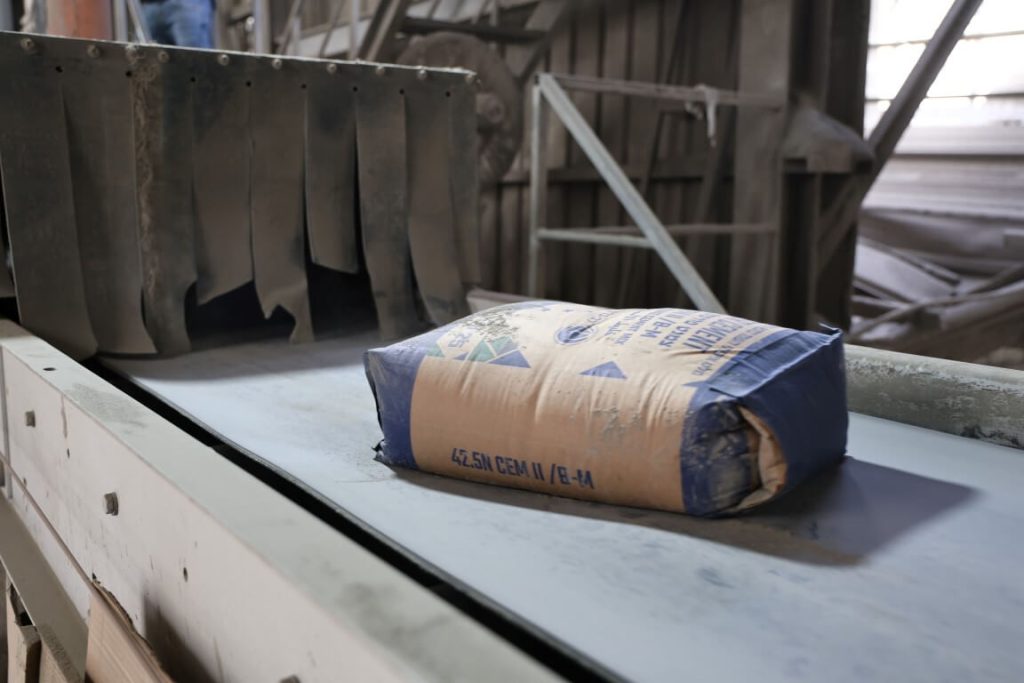 מלט וטכנולוגיות מתקדמות בתהליך ייצור תעשייתי במפעל