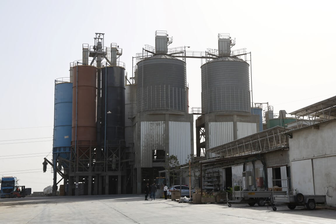 מפעל מלט עם מערכות ייצור ואחסון מבוססות טכנולוגיות מתקדמות