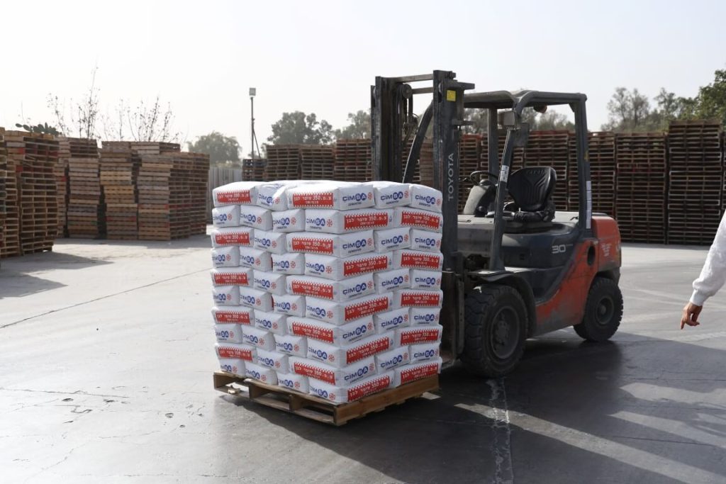 מלט פורטלנד אפור לבנייה מקצועית במחסן לב ברון עם מלגזה