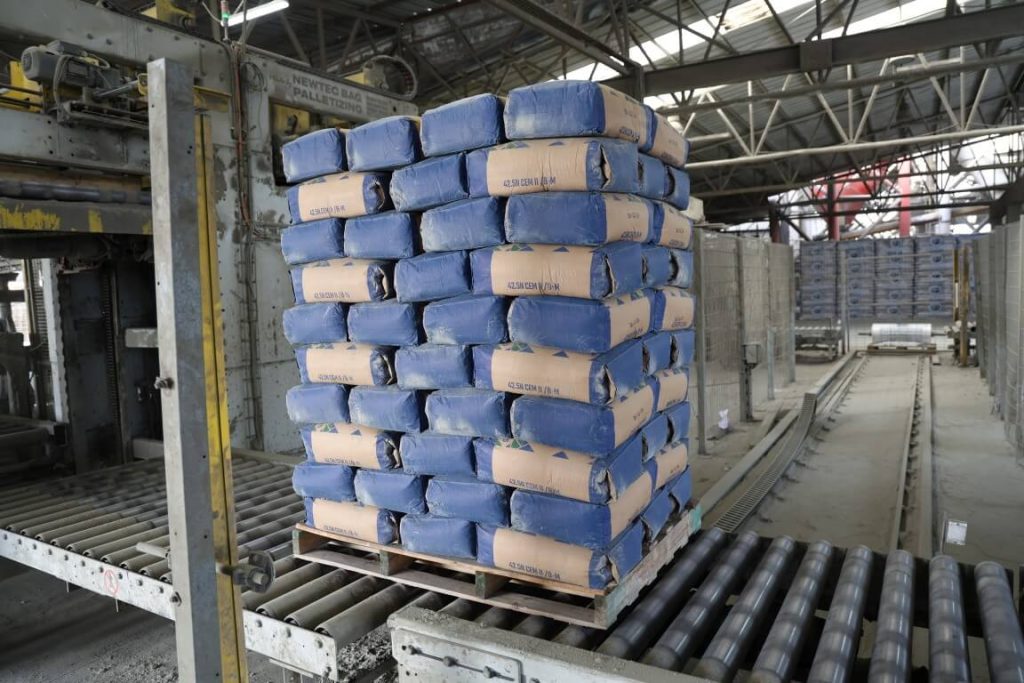 שק מלט לבנייה מקצועית באריזה תעשייתית במפעל