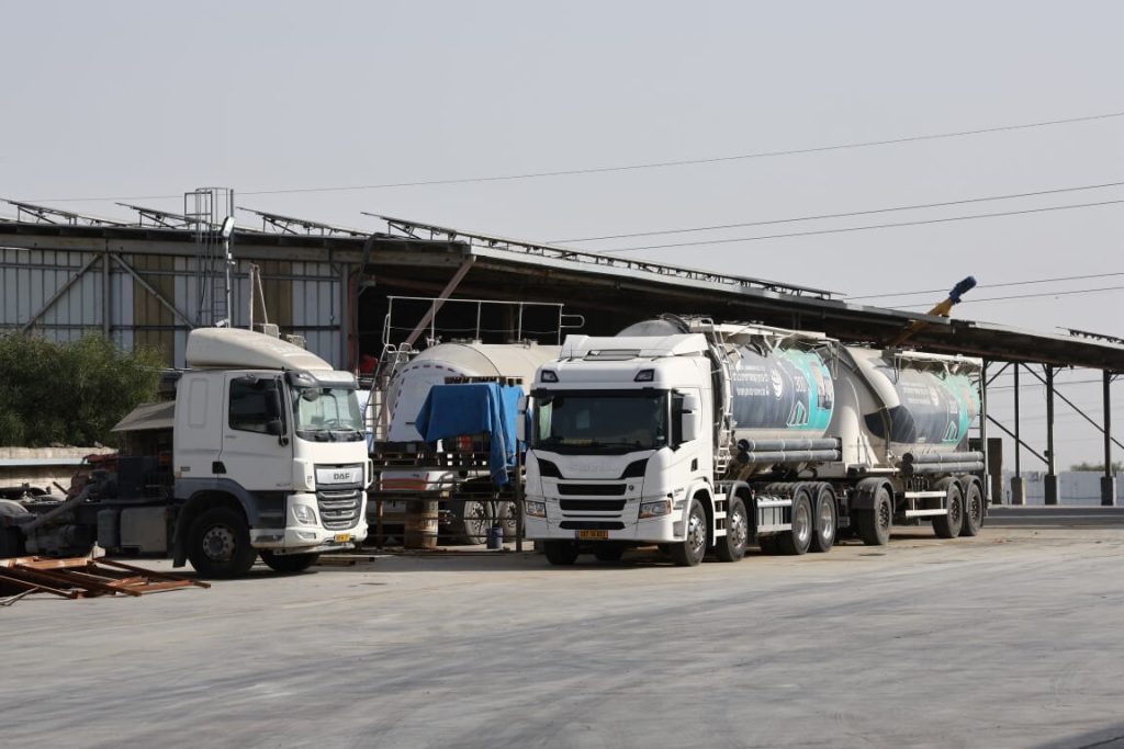 אספקת מלט לקבלנים באמצעות מיכליות תפזורת באתר לוגיסטי בישראל