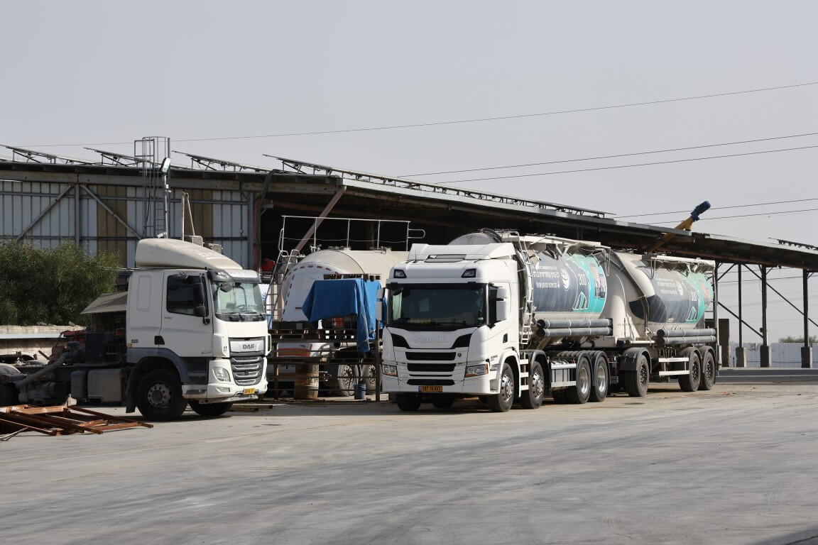 אספקת מלט לקבלנים באמצעות מיכליות תפזורת באתר לוגיסטי בישראל