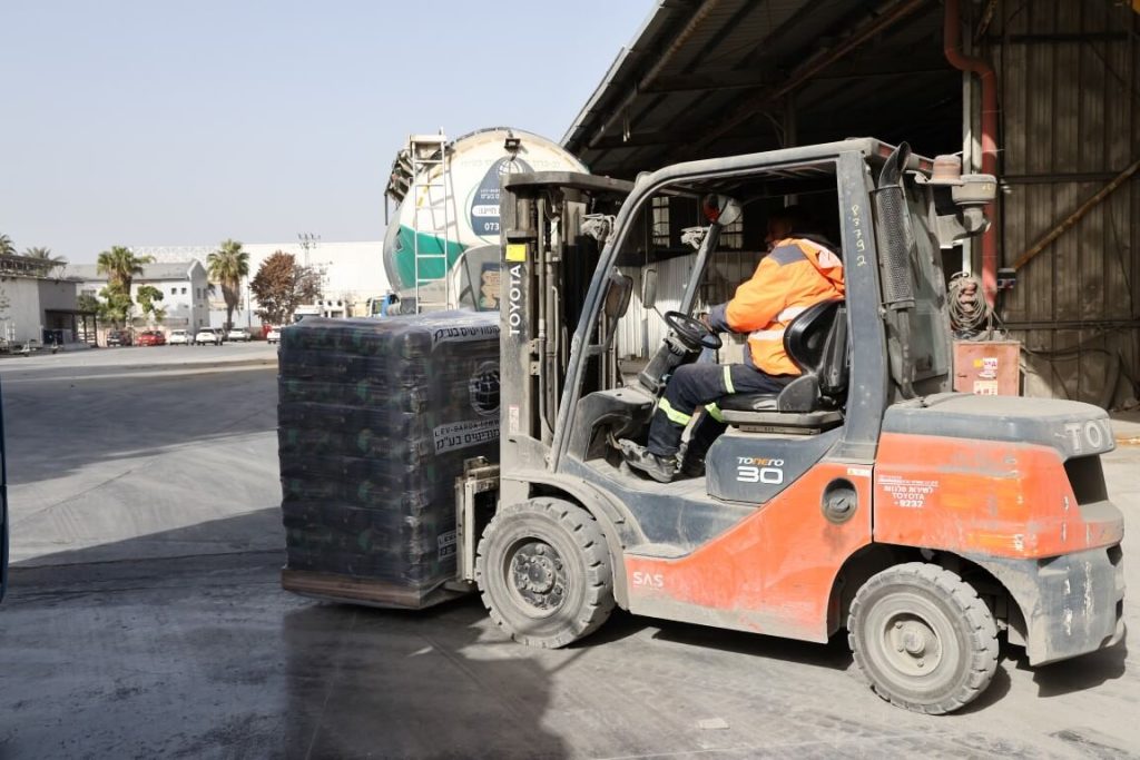 מלט לבנייה הנדסית מורכבת במהלך פריקה באתר תעשייתי באמצעות מלגזה