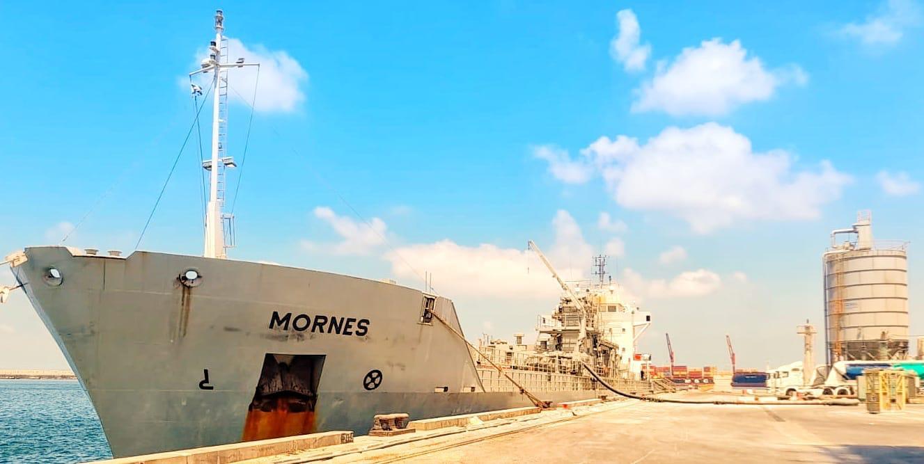 אספקת מלט 24/6 בנמל ישראלי עם אוניית מטען וממגורת צמנט לפרויקטי בנייה