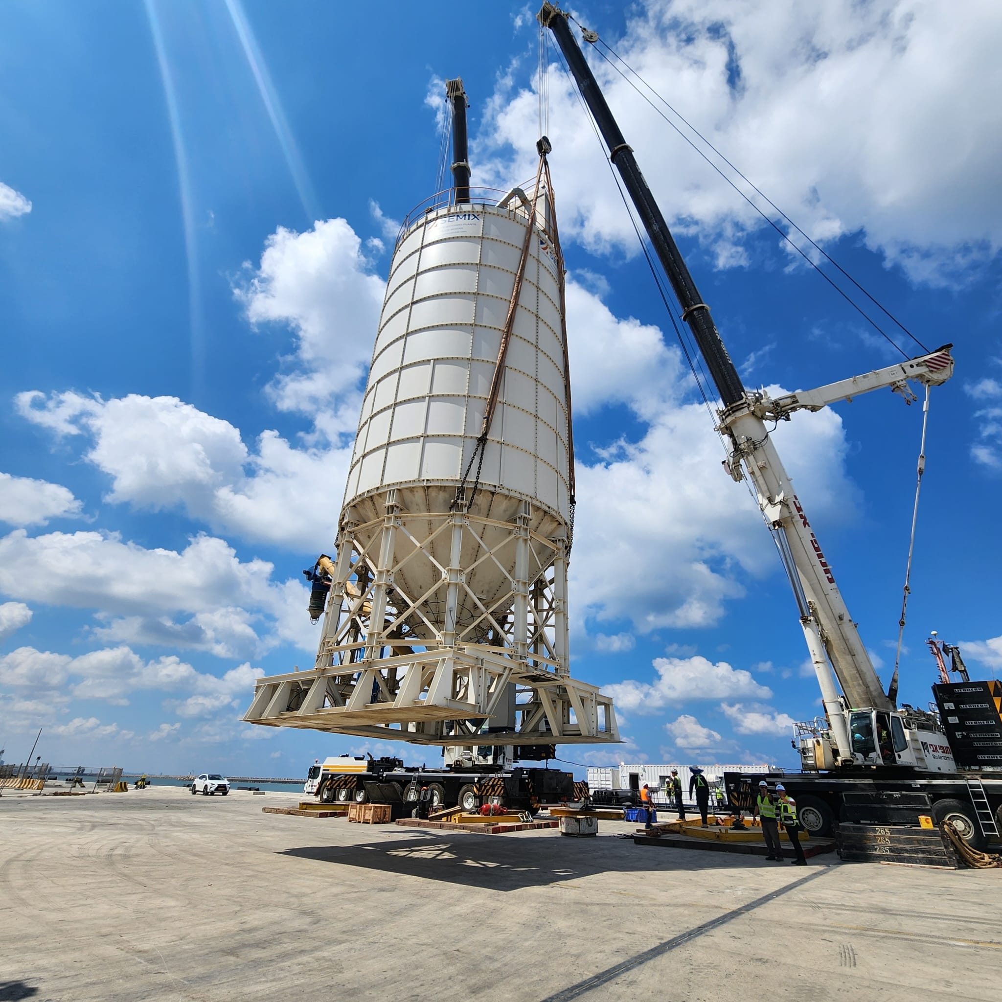 מלט בתקן אירופאי וישראלי באתר בנייה עם מיכל צמנט ומנוף הרמה